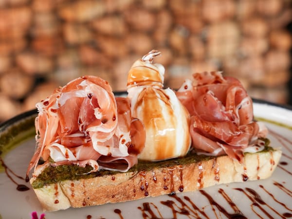 Bruschetta di Burrata & Prosciutto