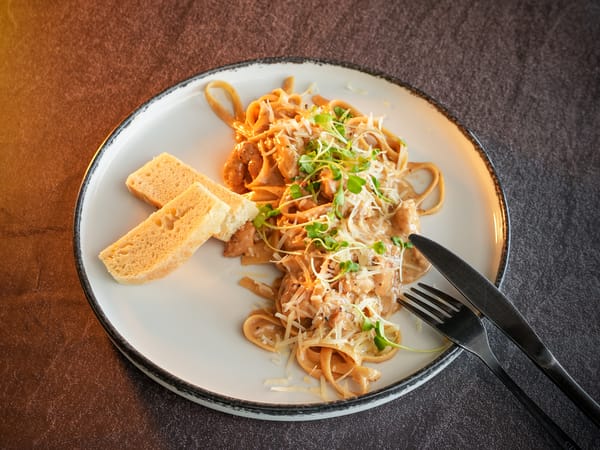 Fettuccine Alfredo & Pollo a la Brasa
